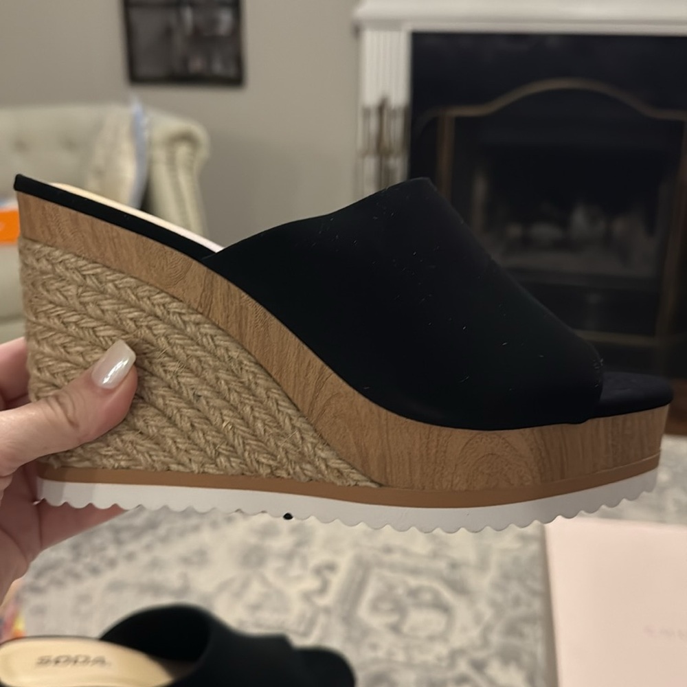 NIB black Soda wedges size 8